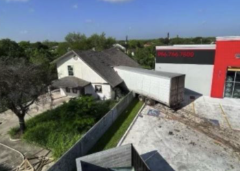 Muere conductor de trailer tras chocar contra una casa